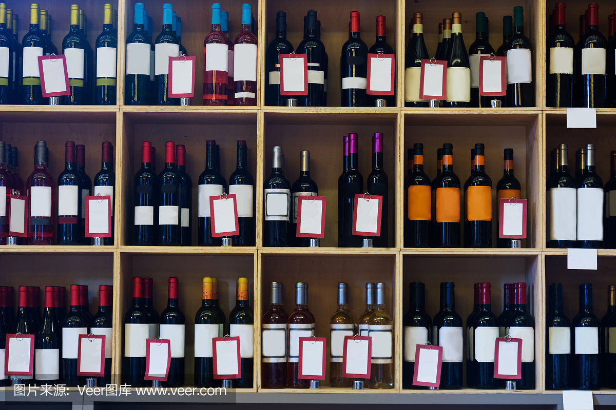 酒莊商店貨架上有許多酒瓶